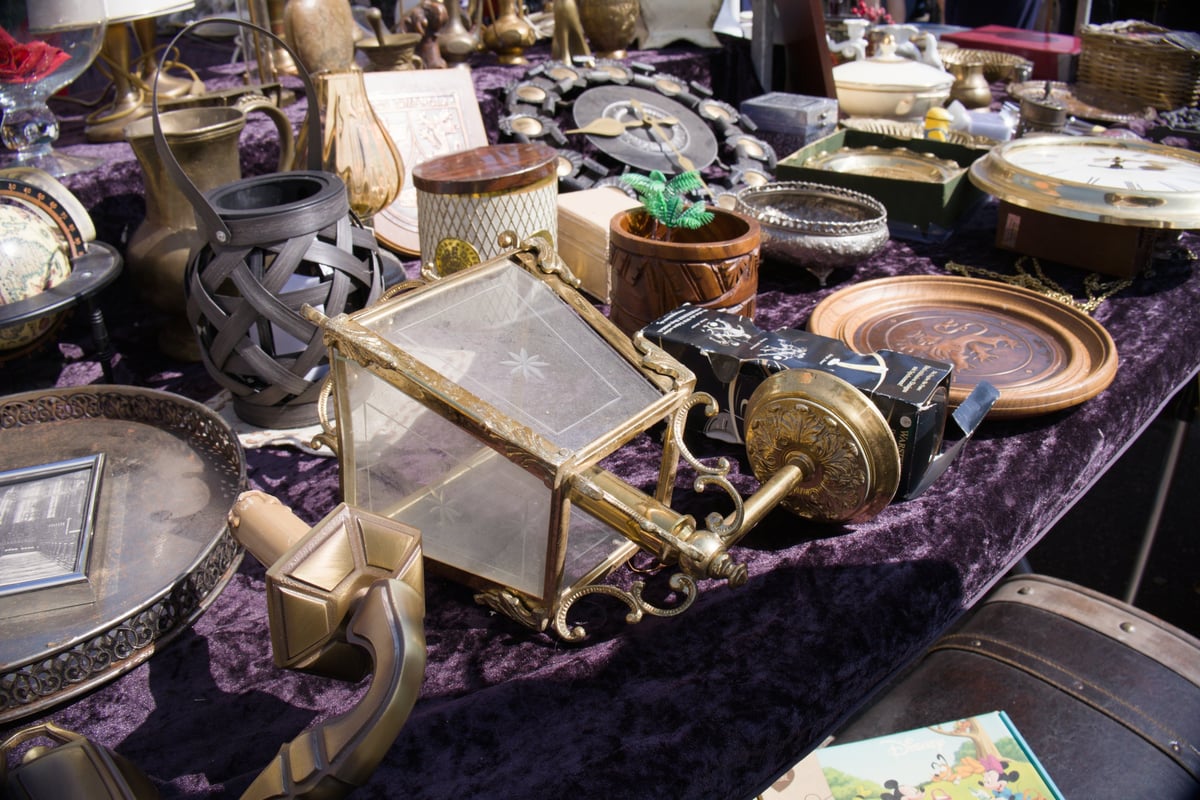 Antiquitäten und Messingwaren auf einem Verkaufstisch beim Trödelmarkt